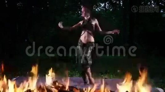 女人在火中跳舞视频