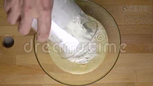 煮松饼：加入和混合面粉.. 4K，从上面看。 一套的一部分视频