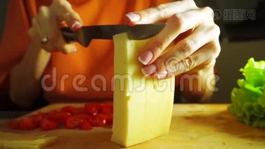 年轻女子在切割板上切奶酪做三明治视频