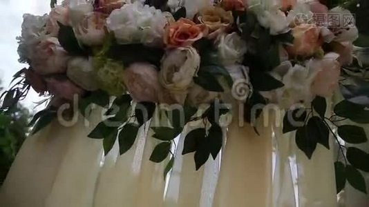 用鲜花装饰的婚礼拱门视频