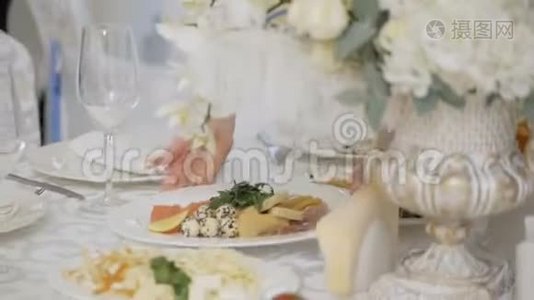 庆典宴会桌用鲜花装饰.视频