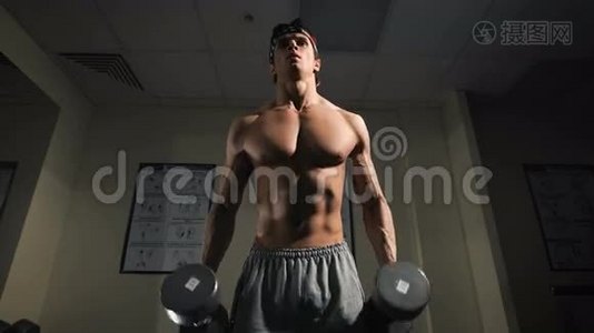 强壮的男人，健身者在健身房用哑铃锻炼视频