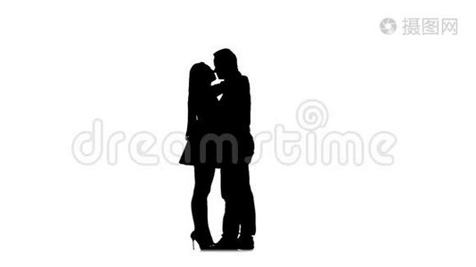 男人和女孩在接吻。 剪影。 白色背景。 慢动作视频