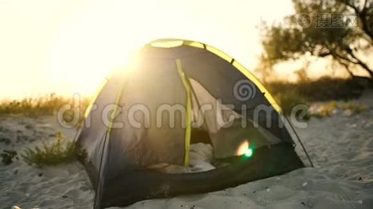 日落或日出时在岛上海滩上的帐篷营地视频