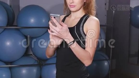 智能手表显示健身房锻炼女性的心率视频