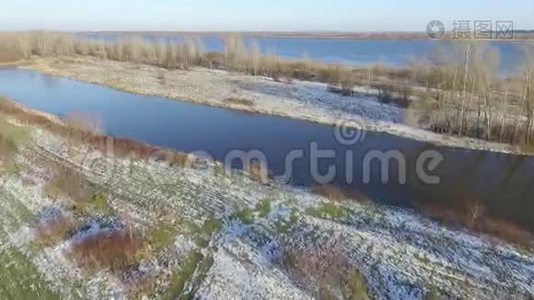 飞越雪，犁田和小河视频