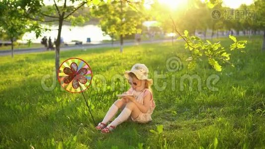 日落时分，快乐的孩子在一个公共公园橡树下玩草。视频