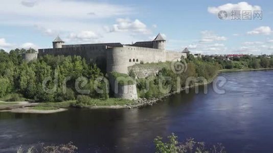 美丽的城市景观，俄罗斯爱沙尼亚边境的中世纪旅游景点，纳瓦河畔的科特迪瓦堡垒视频
