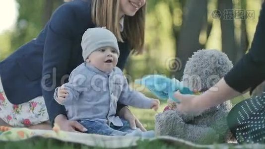 小男孩和两个女人在封面上的公园里放松视频