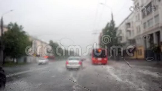 挡风玻璃雨刷清洁挡风玻璃在深雨黎明模糊的城市背景缓慢运动。 1920x1080视频