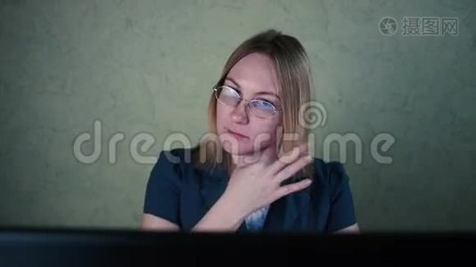 在电脑前工作和打电话的女人视频
