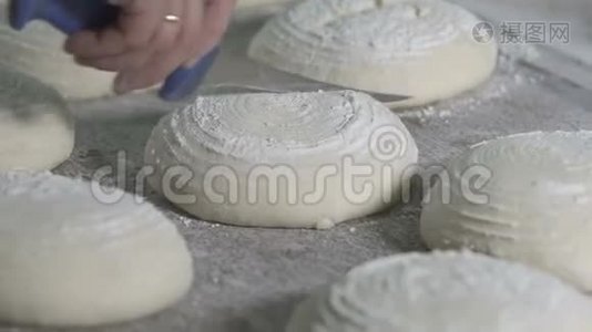 面包师切面包面团。 慢动作视频