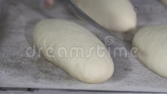 面包师切面包面团。 慢动作视频