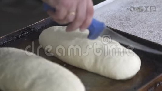面包师切面包面团。 慢动作视频
