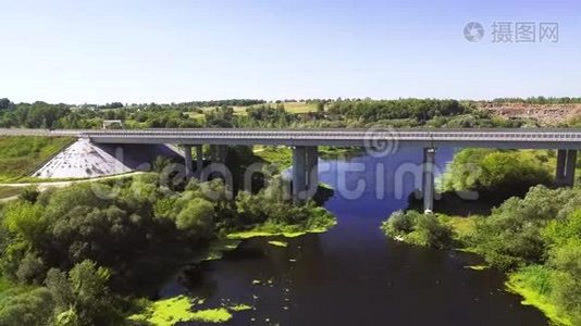 横跨河流的机动桥的鸟瞰图视频