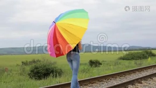 带着雨伞在铁路上跳跃的少女视频