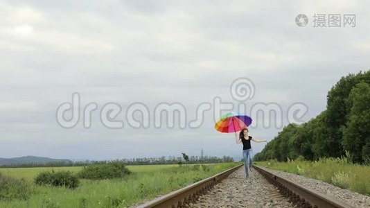 带着雨伞在铁路上跳跃的少女视频