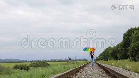 带着雨伞在铁路上跳跃的少女视频