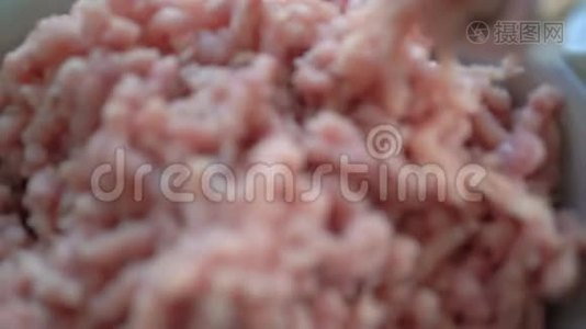 将背景牛肉肉装在金属碗里。 4K视频