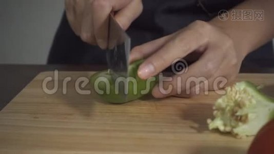 慢动作-关闭妇女制作健康食品和砧板上的剁椒视频