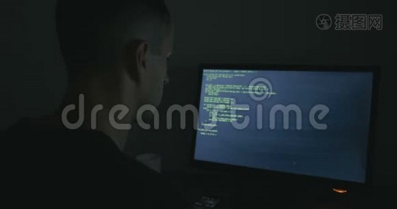 黑客程序员正在计算机上编写代码视频