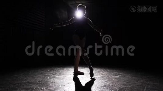 年轻、专业、优雅、灵活的芭蕾舞演员在她的尖角芭蕾舞鞋上跳舞，以黑色背景为聚光灯视频