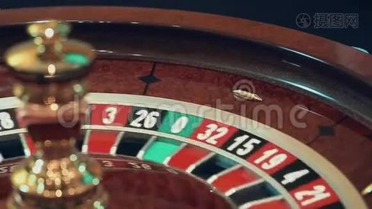 赌场：轮盘赌，女孩旋转球，慢动作视频