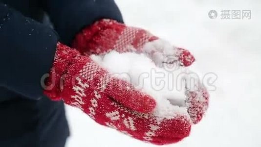 穿着红手套的女孩摇雪视频