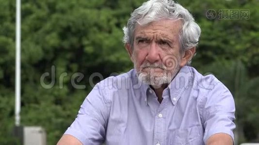 困惑的老年西班牙裔男子视频