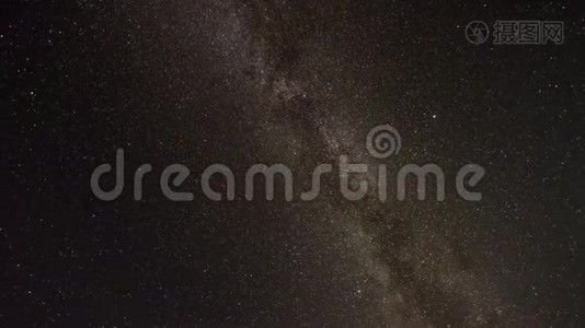 银河系在夜空中视频