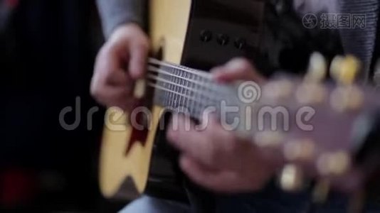 吉他演奏现场动作在音乐会机架焦点视频