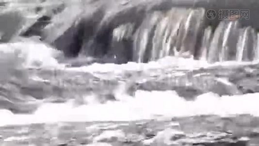 水流过岩石2视频