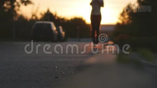 在美丽的夕阳下，靠近在公园里奔跑的女性腿脚。 练习概念。 3840x2160视频