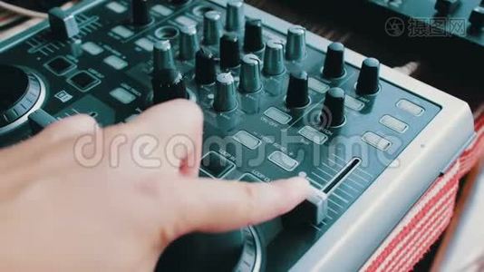 DJ控制台或搅拌器，手按遥控器的杠杆和按钮视频