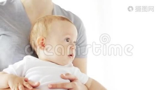 妈妈在家抱着快乐的小宝宝视频