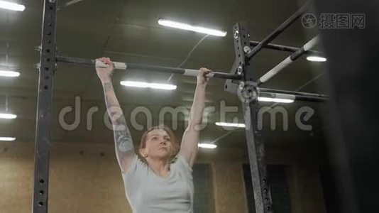 健身、运动、锻炼生活方式-健身妇女在交叉健身健身房的水平杆上做运动视频