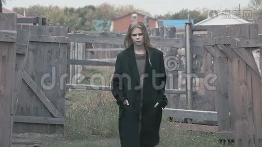 漂亮的女模特在农场的背景下穿着时髦的衣服视频