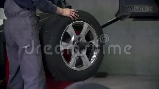 汽车修理工正在检查轮胎的精度视频
