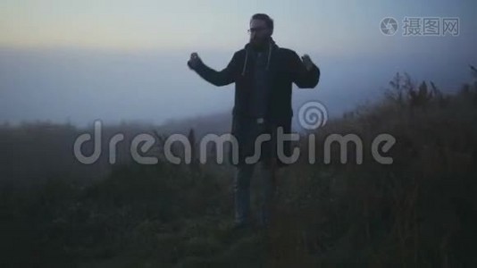 在雾中山上的那个家伙大喊大叫，骂人视频