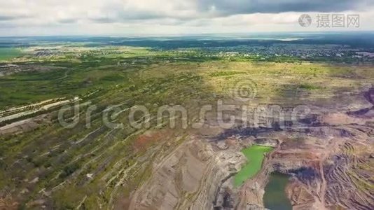 露天矿采石场的鸟瞰工业，有大量机械在工作-从上面看。 提取黄金视频