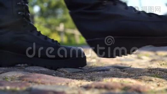 军用靴子踩儿童玩具视频