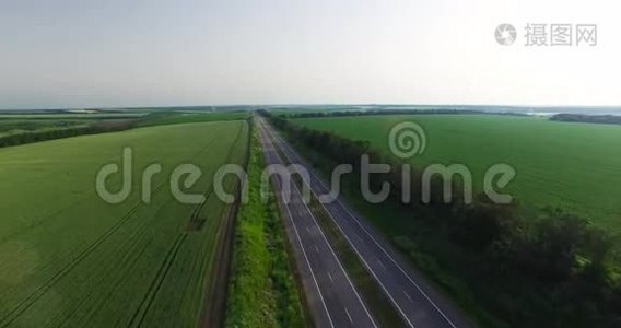 田野之间的路，在夏天。 间接射击视频