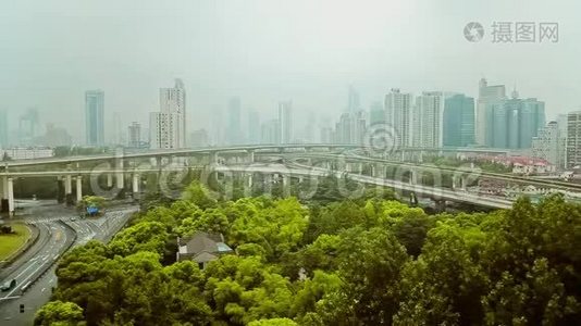 中国上海现代城市立交桥繁忙交通时间的推移视频