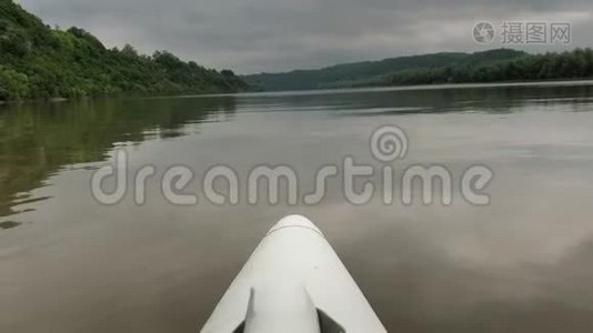 在平静的德涅斯特河上的双体船上漂流。视频