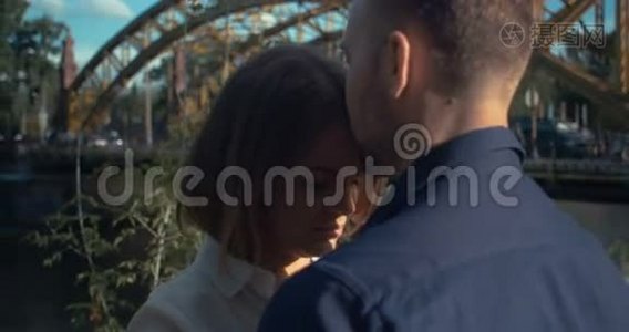 英俊的男人温柔地亲吻她的女朋友的额头。视频