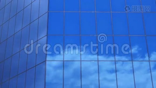 玻璃幕墙上的云反射-现代办公楼-时间流逝视频