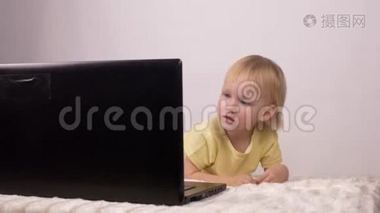 小白种人金发女郎看着笔记本电脑，科技视频