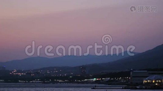 日落后的海岸和山脉。 紫色天空视频