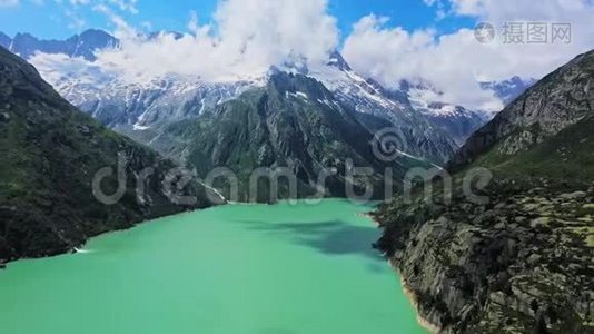 瑞士阿尔卑斯山美丽的山湖视频