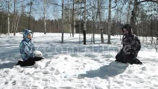 有儿子的年轻父母在雪地上玩耍视频